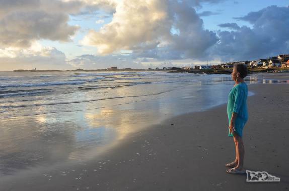 A Ixa, mãe do Rodrigo, observa o dia nascer na Punta del Diablo, no litoral do Uruguai